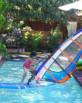 1024px-ChildWindsurf