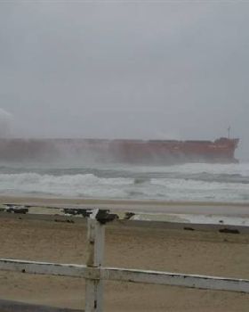 Coal ship stuck @ Nobbys