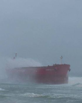 Coal ship stuck @ Nobbys Beach