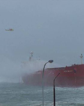 Coal ship stuck @ Nobbys Beach