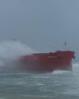 Coal ship stuck @ Nobbys Beach