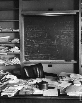 einstein-desk-662x614
