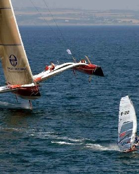 WindsurferKicksAssOfTrimaran