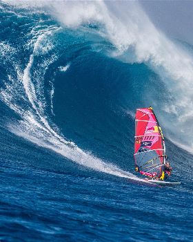 robby-naish-windsurfing-at-the-jaws-break-on-hawaii-s-north-shore
