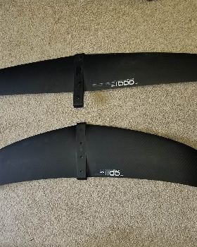 Starboard M1000 wing next to FR1100