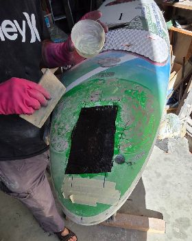 carbon going on to top of fin box