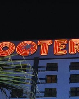 HootersSign