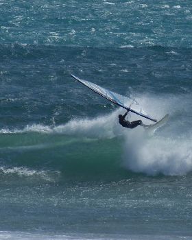 Super Pipe 25 knots low tide
