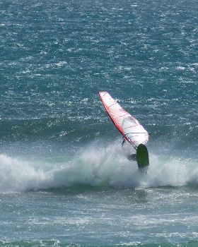 Super Pipe 25 knots low tide