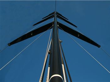 Fancy Making Your Own Yacht Mast? Watch this! - Cruising News