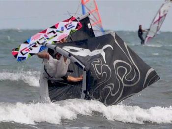 What to do when you get 'clothes lined' by another kite - Kitesurfing News